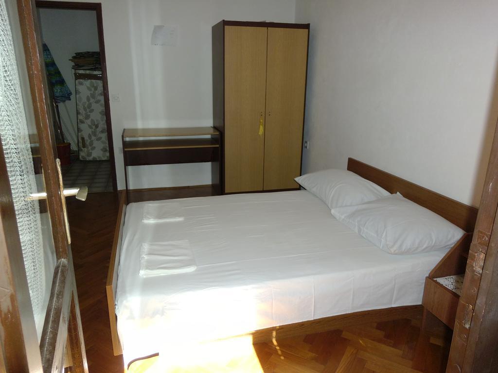 Apartments Kreso 5 Meters From The Beach With See View Shadow And Parking Place Stara Novalja Room photo